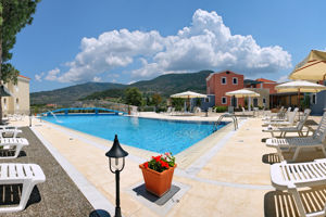Zwembad waar gebruik van kan worden gemaakt,in het naastgelegen Theofilos Superior Hotel