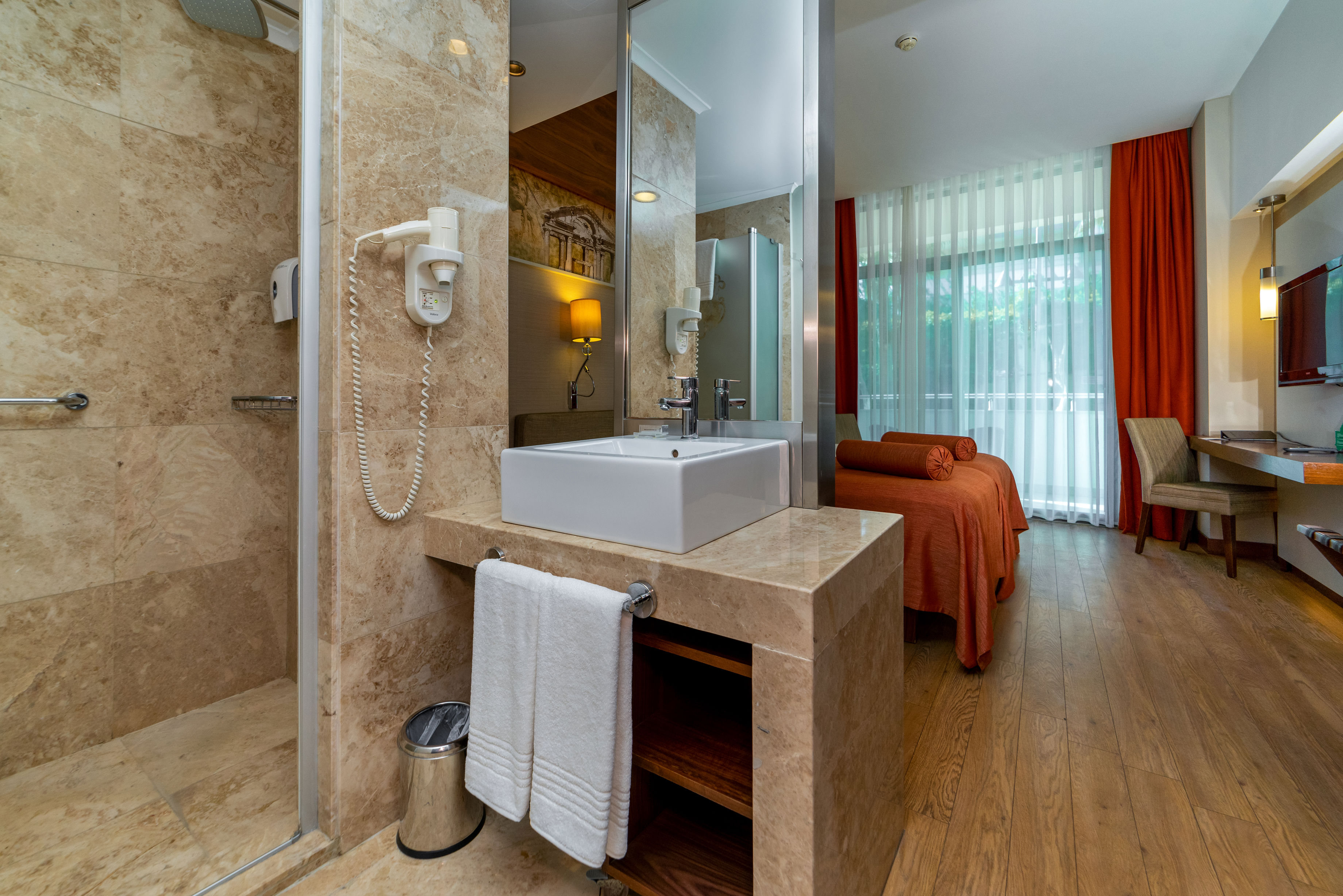Commodore Elite Suites & Spa