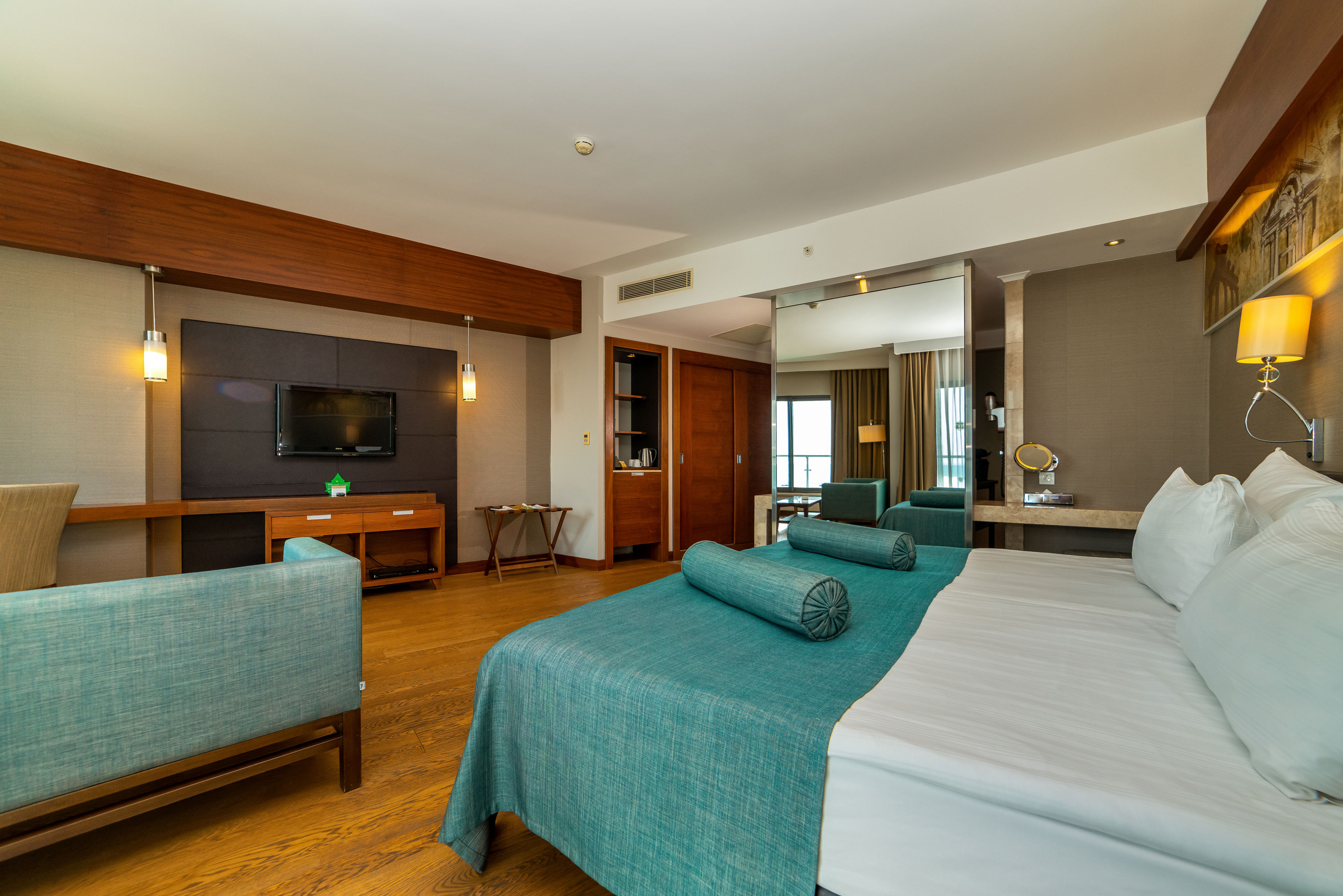 Commodore Elite Suites & Spa