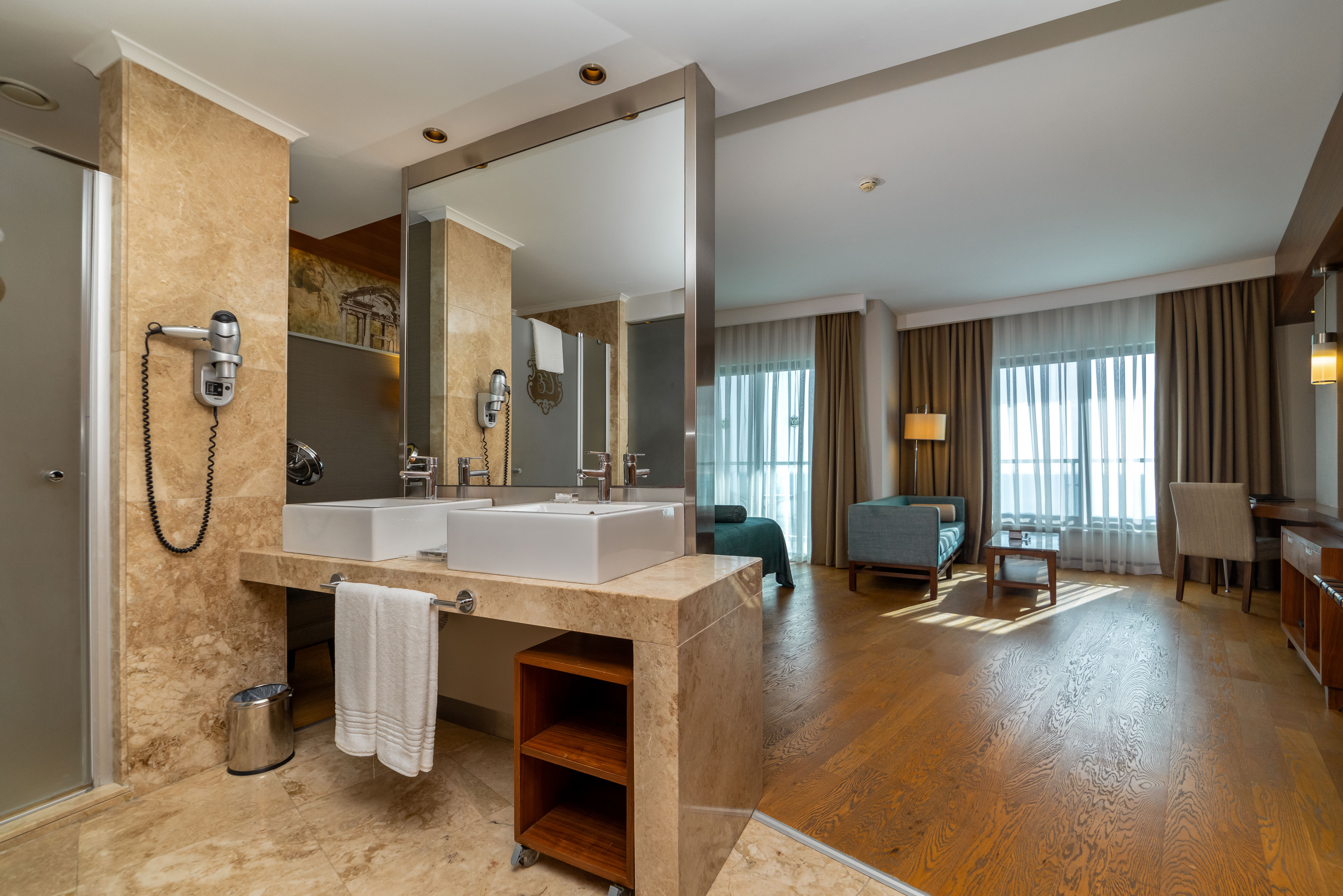 Commodore Elite Suites & Spa