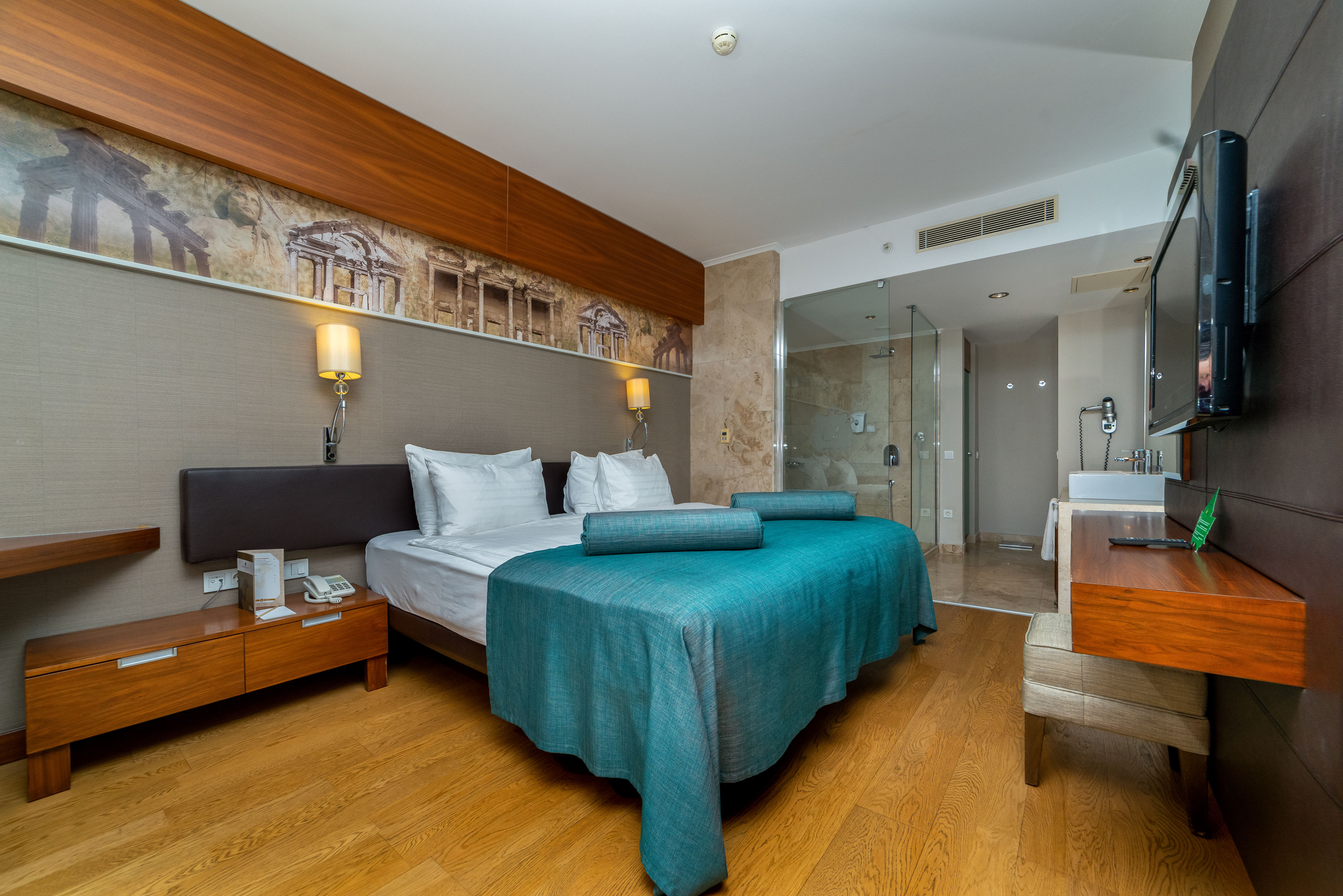 Commodore Elite Suites & Spa