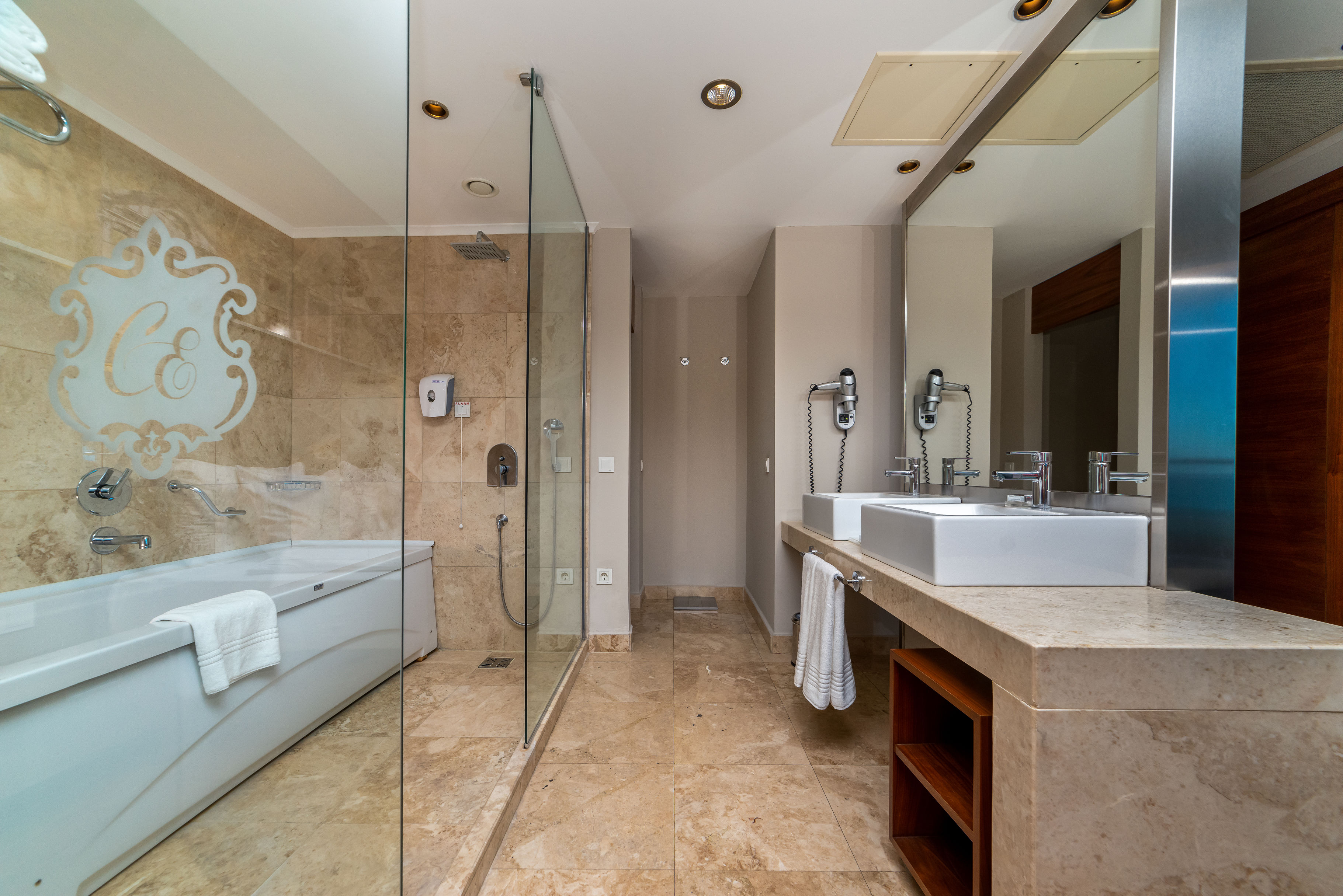Commodore Elite Suites & Spa