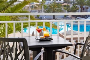 Woonvoorbeeld juniorsuite zwembadzicht