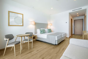 Woonvoorbeeld standaardkamer zwembadzicht