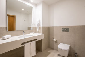 Woonvoorbeeld standaardkamer zwembadzicht