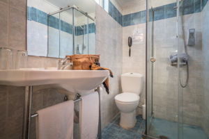 Woonvoorbeeld badkamer van de standaardkamer