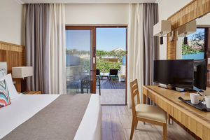 Woonvoorbeeld familiesuite met prive zwembad en tuinzicht