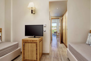 Woonvoorbeeld familiesuite met prive zwembad en tuinzicht