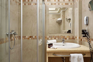 Woonvoorbeeld familiesuite met prive zwembad en tuinzicht