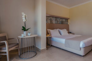 Woonvoorbeeld suite met prive zwembad en tuinzicht