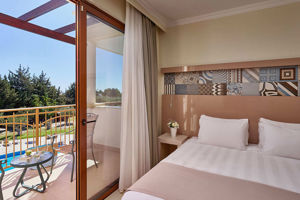 Woonvoorbeeld suite met prive zwembad en tuinzicht