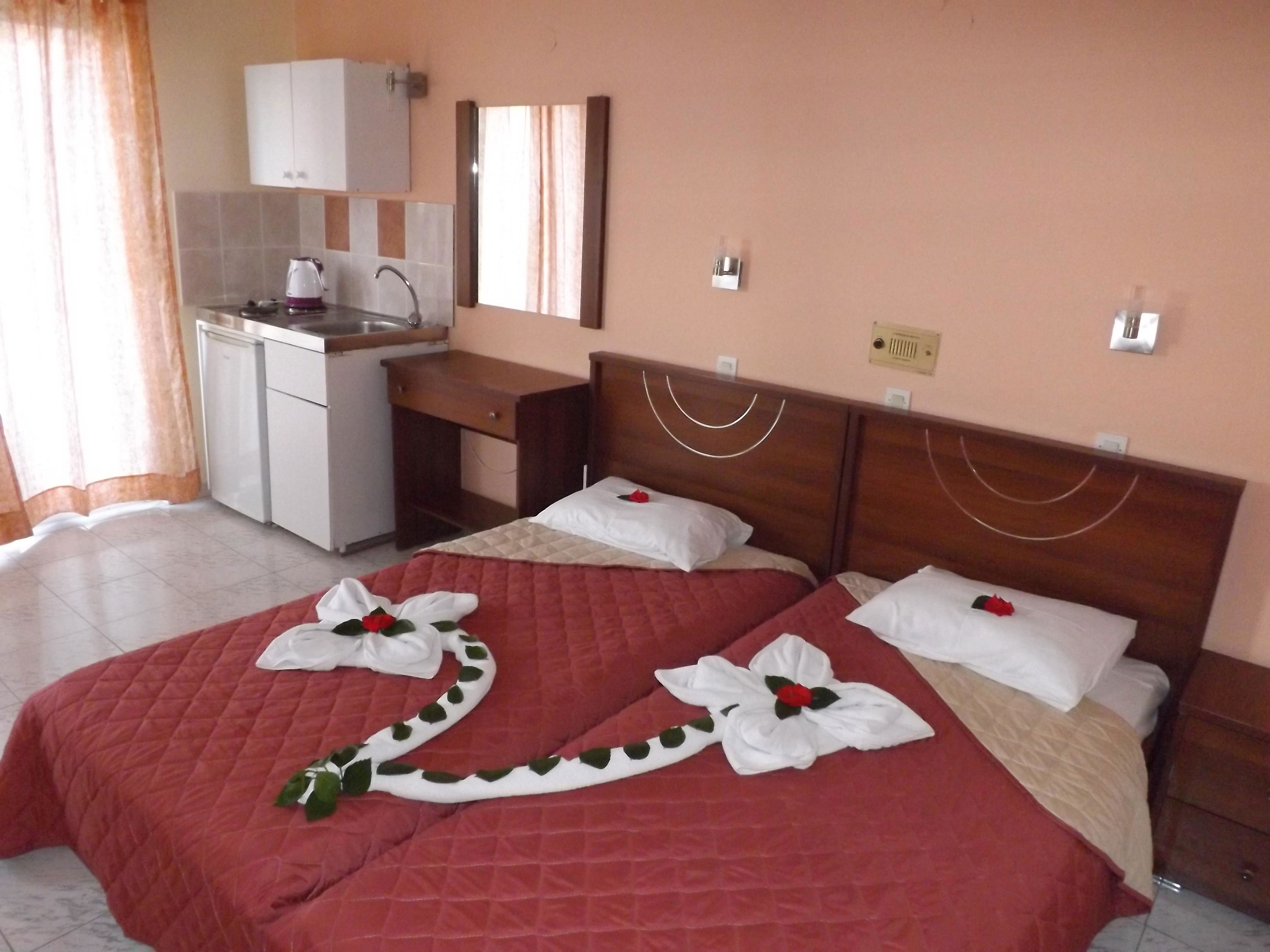 Leonidas Hotel & Studio's