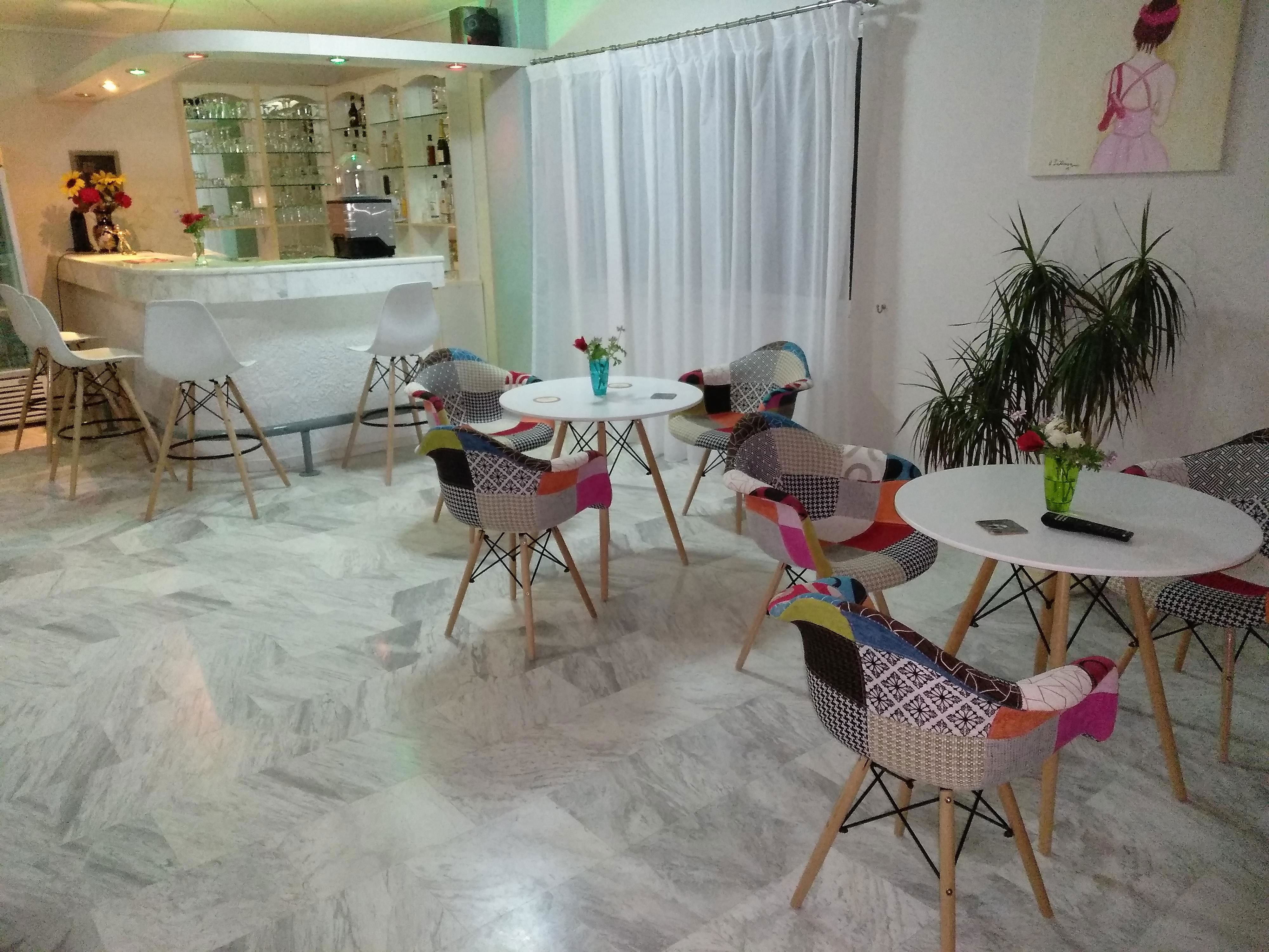 Leonidas Hotel & Studio's