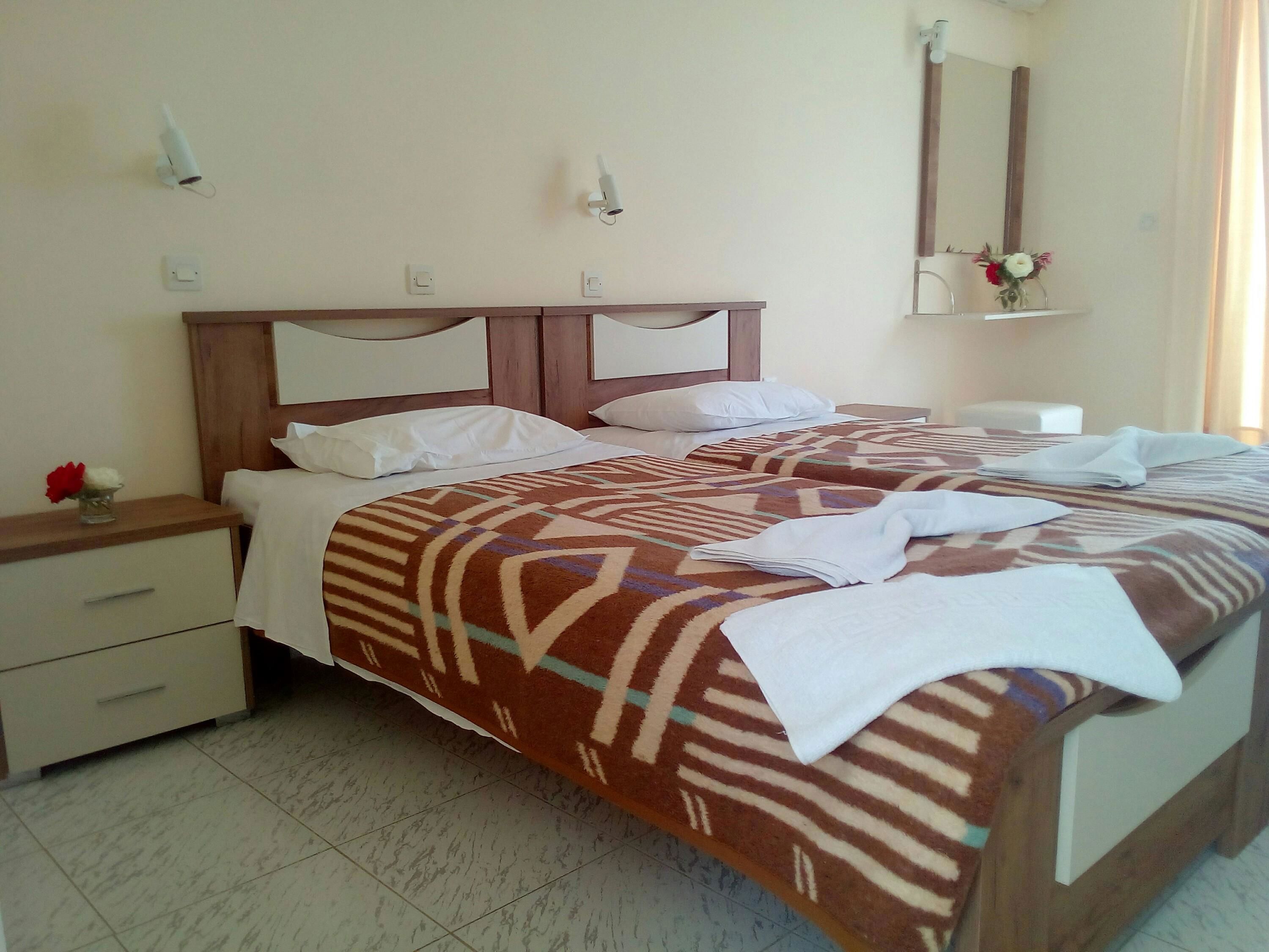 Leonidas Hotel & Studio's