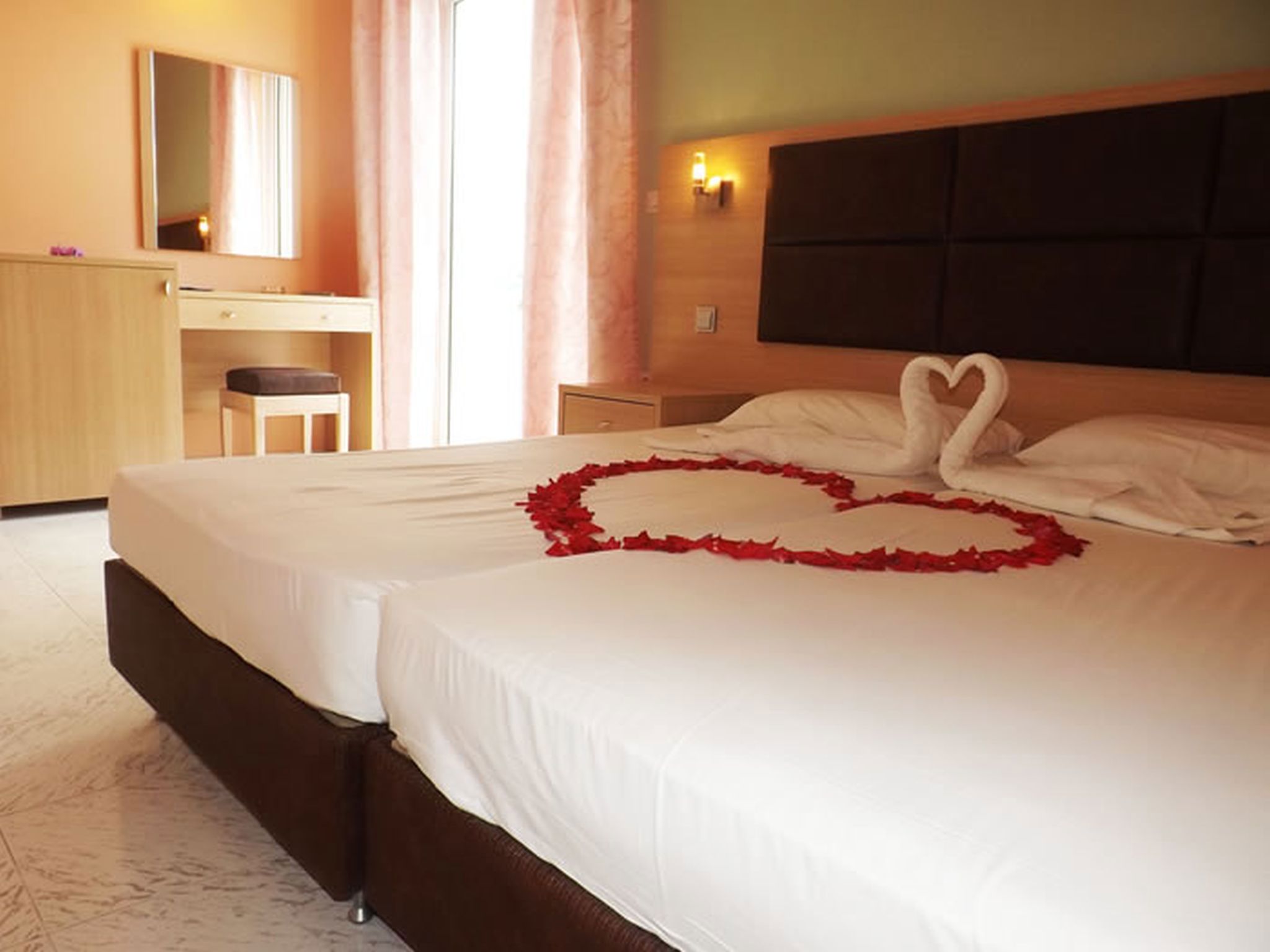 Leonidas Hotel & Studio's