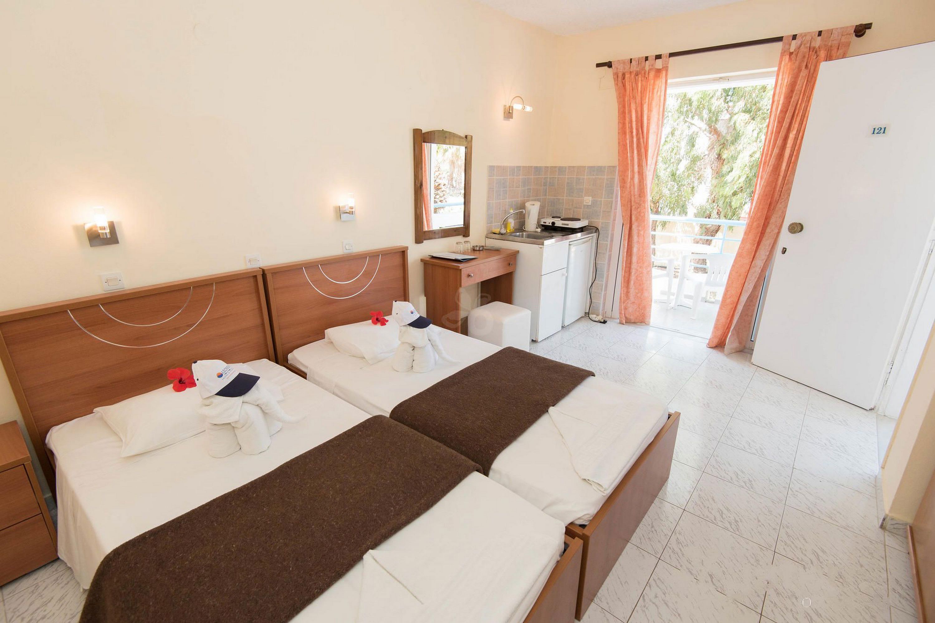 Leonidas Hotel & Studio's