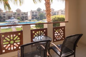 Woonvoorbeeld premiumkamer met zwembadzicht