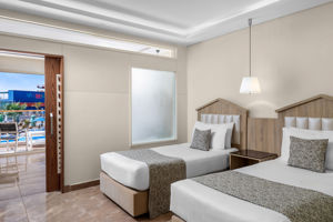 Woonvoorbeeld standaard familiekamer zwembadzicht