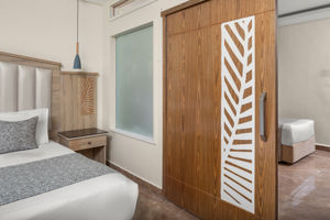 Woonvoorbeeld standaard familiekamer zwembadzicht