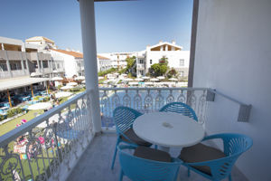 Woonvoorbeeld standaard 2-kamerappartement zwembadzicht