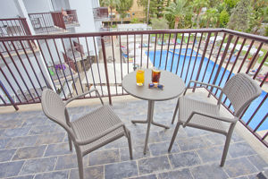 Woonvoorbeeld standaardkamer zwembadzicht