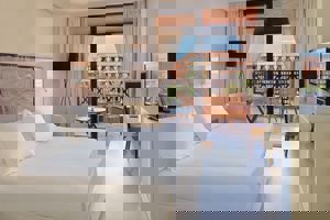 Woonvoorbeeld superiorkamer met zwembadzicht