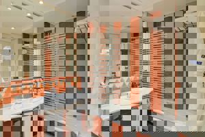 Woonvoorbeeld superiorkamer met zwembadzicht