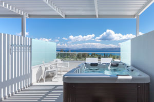 Woonvoorbeeld standaardkamer met jacuzzi en zeezicht