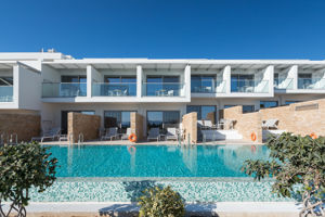 Woonvoorbeeld standaardkamer met gedeeld zwembad of juniorsuite met gedeeld zwembad