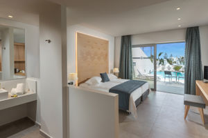 Woonvoorbeeld juniorsuite met privé zwembad