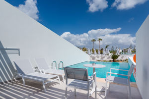 Woonvoorbeeld juniorsuite met privé zwembad