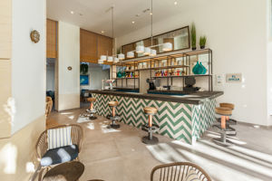 El Ancla lobby bar