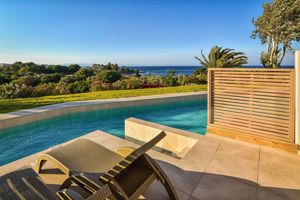 Woonvoorbeeld deluxe kamer met toegang tot zwembad