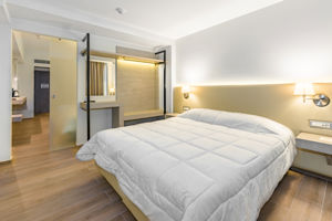 Woonvoorbeeld familiekamer deluxe met toegang tot zwembad en zeezicht