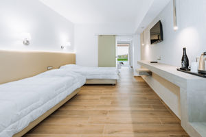 Woonvoorbeeld familiekamer deluxe met toegang tot zwembad en zeezicht