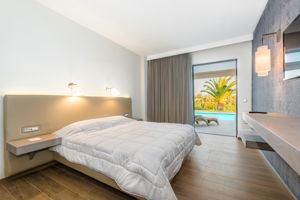 Woonvoorbeeld familiekamer deluxe met toegang tot zwembad en zeezicht