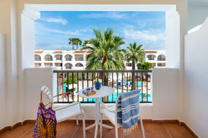 Woonvoorbeeld 2-persoonskamer standaard met zwembadzicht