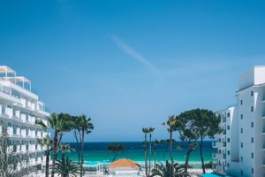 Woonvoorbeeld familiekamer zeezicht