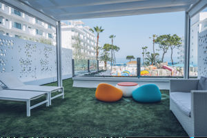 Woonvoorbeeld familiekamer zeezicht