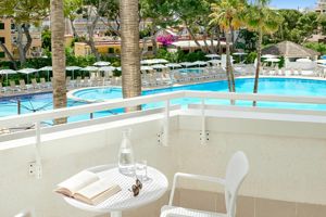 Woonvoorbeeld standaardkamer triple room met zwembadzicht