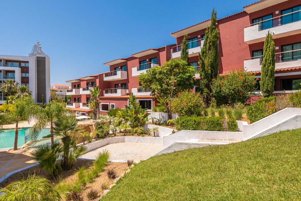 Topázio Vibe Beach Hotel & Apartments