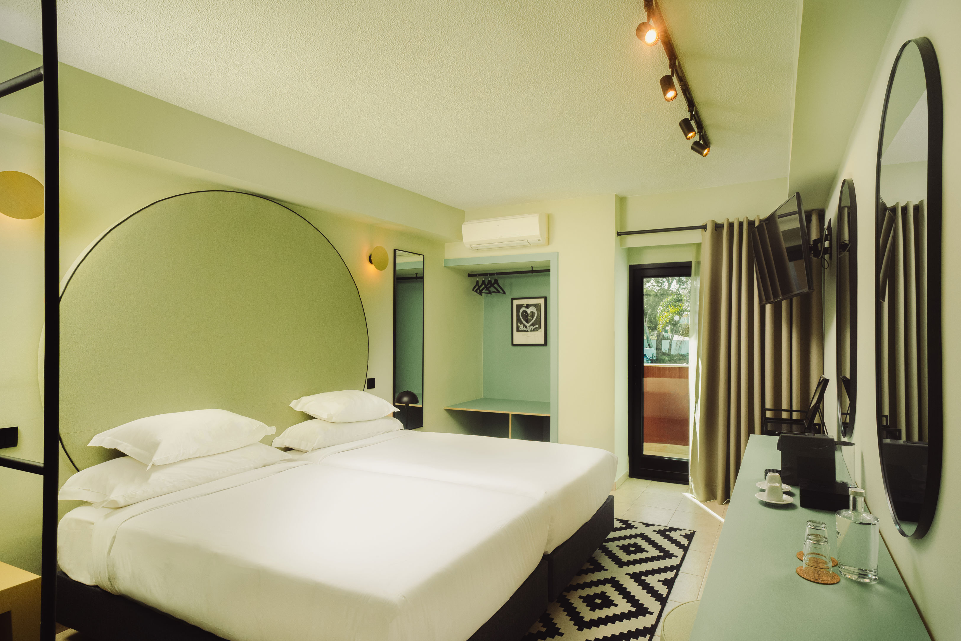 Topázio Vibe Beach Hotel & Apartments