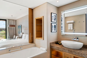 Woonvoorbeeld superiorkamer zwembadzicht