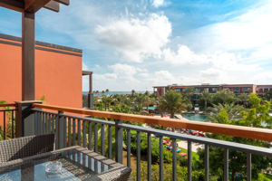 Woonvoorbeeld superiorkamer zwembadzicht