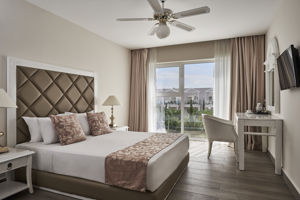 Woonvoorbeeld Juniorsuite pool view of sharing pool