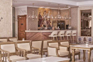 Rea Lobby Bar