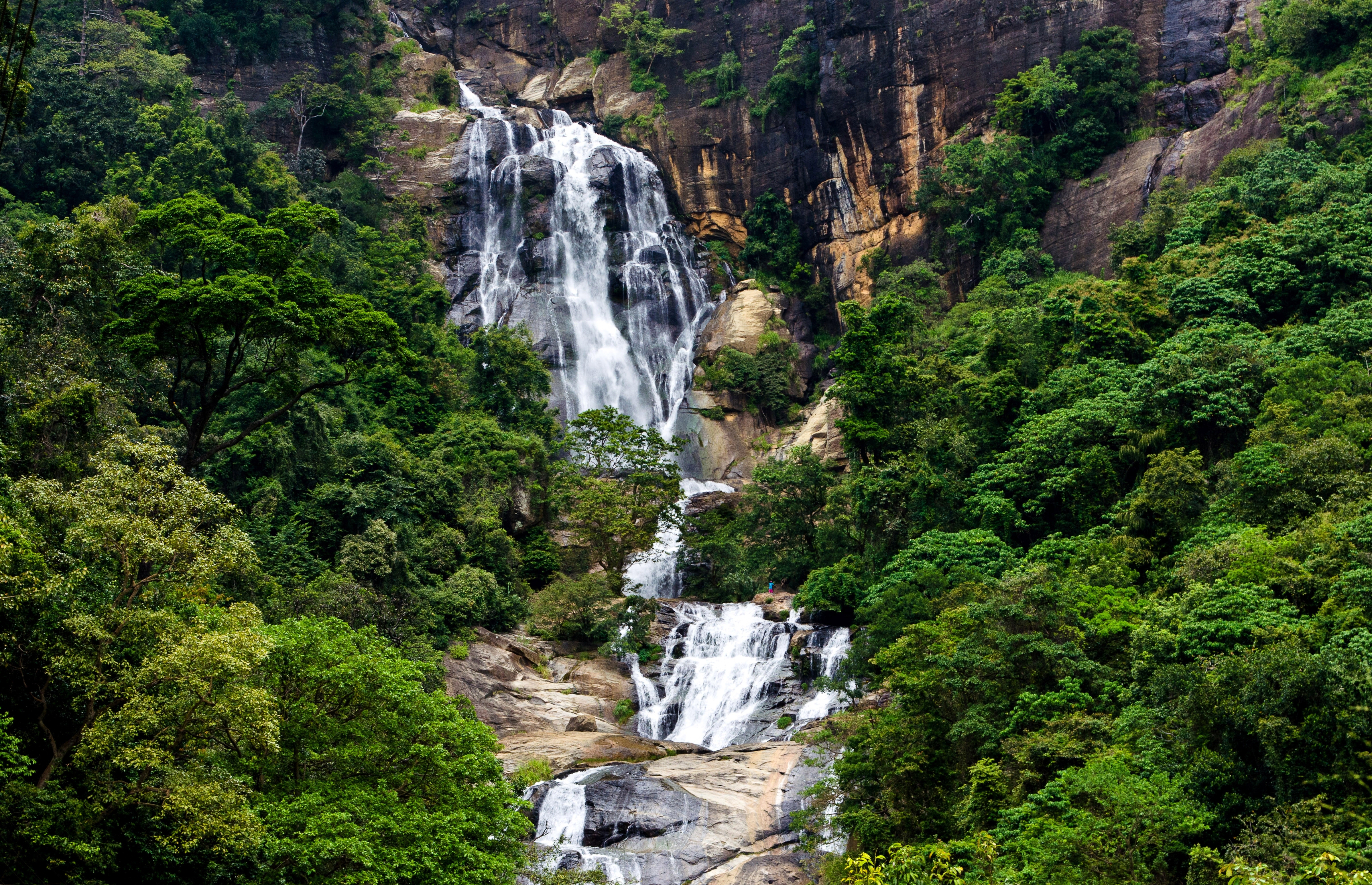 
			Bandarawela - Ella - Embilipitiya (optional: Jeep-Safari) (ca. 115 km)
			